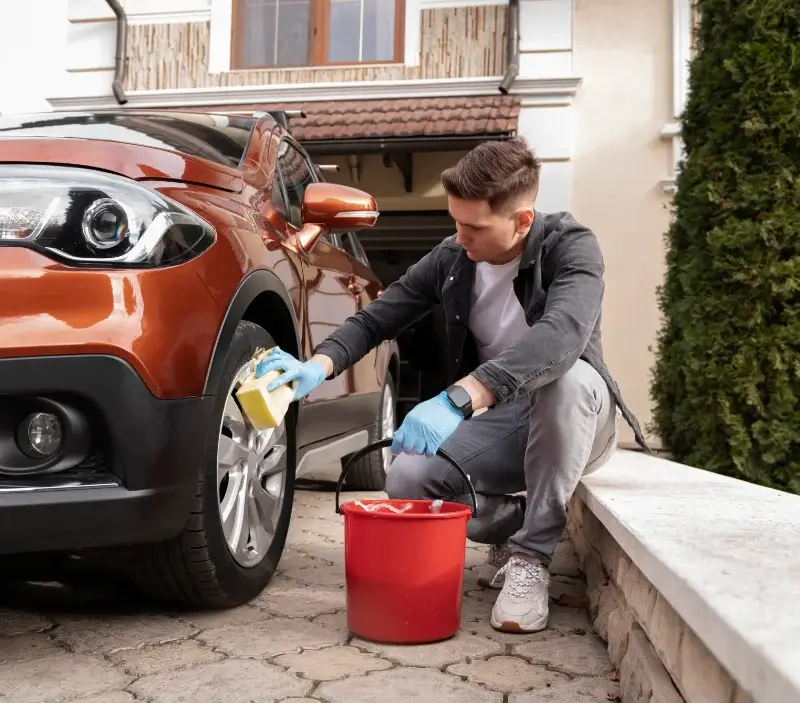 Lavage auto à domicile Sazos : professionnel intervenant sur un véhicule